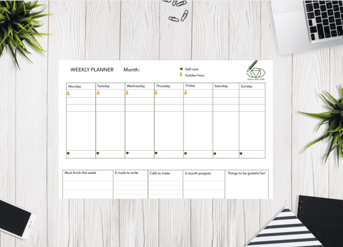 desk with the weekly planner of I focus and write for time management